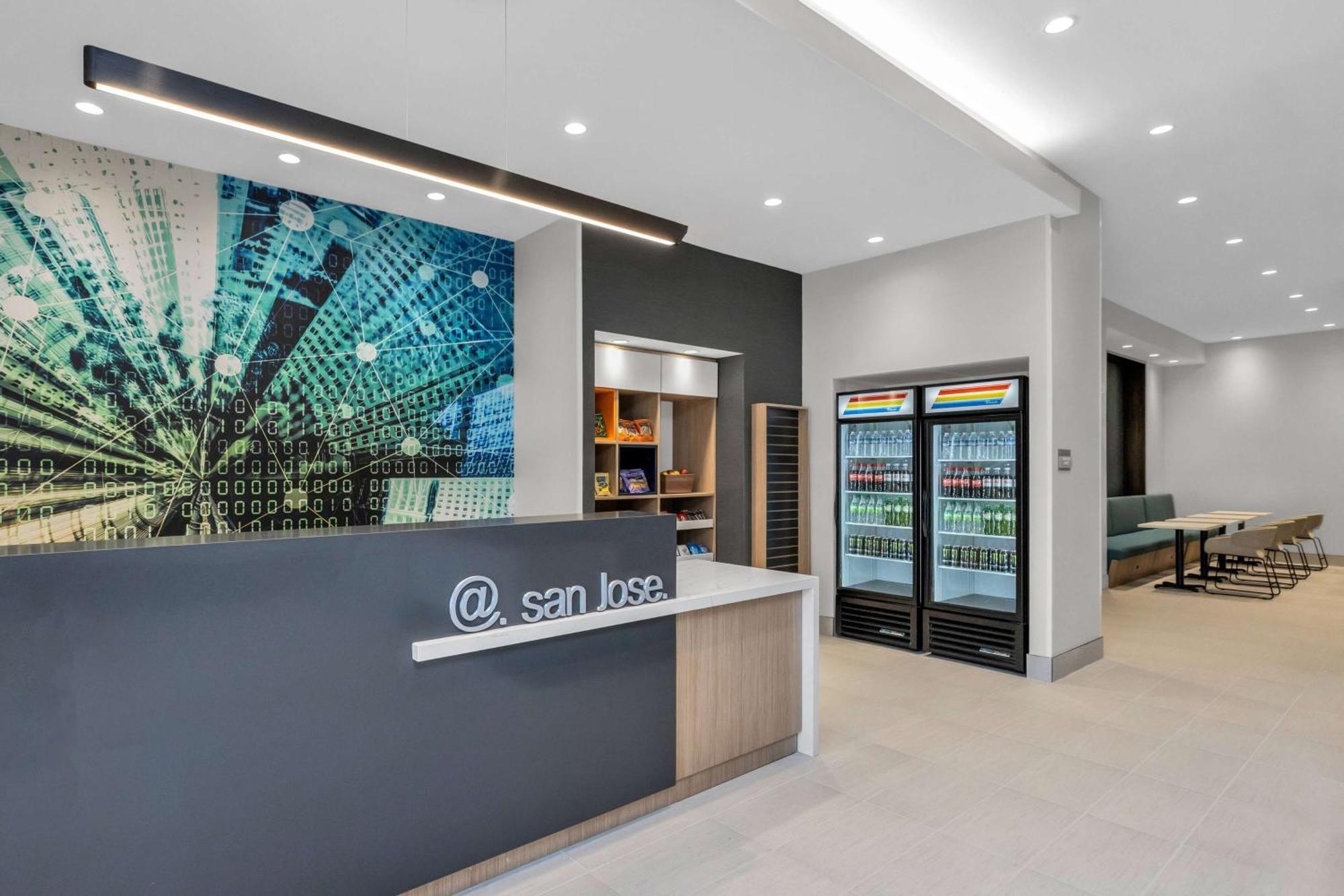 La Quinta Inn & Suites By Wyndham San Jose Airport-Downtown Eksteriør billede